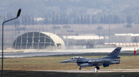Một chiến đấu cơ F-16 của Thổ Nhĩ Kỳ đậu tại căn cứ ở TP Adana. Ảnh: REUTERS