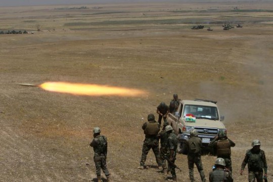 
Người Kurd tấn công IS từ phía Nam TP Mosul hôm 14-8. Ảnh: REUTERS

