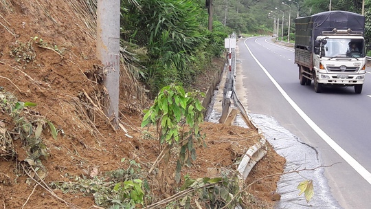 
Hàng trăm khối đất, đá đổ xuống làm biến dạng thanh chắn an toàn, vùi lấp mương thoát nước khiến nước tràn ra đường rất nguy hiểm cho người tham gia giao thông.
