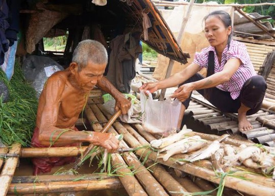 
Cá chết trắng lồng của hộ gia đình ông Nguyễn Văn Kính trên sông Mã
