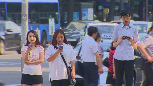 Một bộ phận giới trẻ Hàn Quốc đang tự biến mình thành xác sống điện thoại. Ảnh: CNN