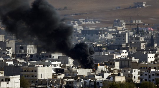 Khói bốc lên từ TP Kobane - Syria tháng 10-2014. Ảnh: REUTERS