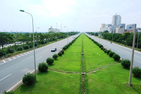 
Đại lộ Thăng Long dài gần 30 km có tổng vốn đầu tư hơn 7.500 tỉ đồng. Gần đây dư luận đang quan tâm việc UBND TP Hà Nội phải chi ngân sách đến 53 tỉ để cắt tỉa cây cối trên đoạn đường này mỗi năm
