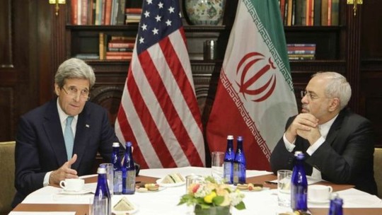Ngoại trưởng Mỹ John Kerry (trái) và người đồng cấp Iran Mohammad Javad Zarif. Ảnh: AP