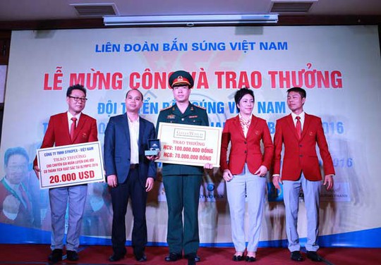 
Trao thưởng cho Hoàng Xuân Vinh- ảnh: CTV
