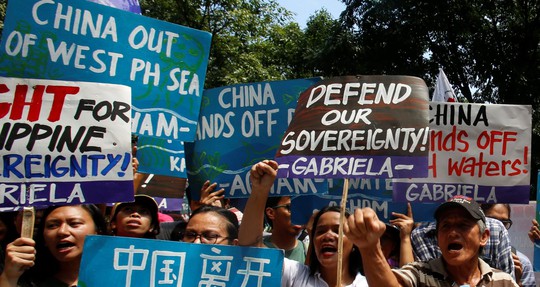 Người dân Philippines phản đối Trung Quốc liên quan đến tranh chấp ở biển Đông. Ảnh: REUTERS