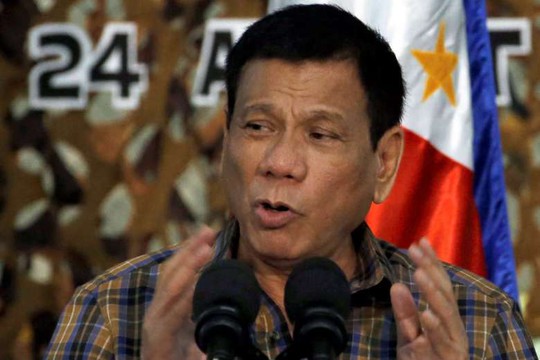 Tổng thống Duterte phát biểu trong chuyến thăm trại quân sự Capinpin ở TP Tanay, tỉnh Rizal. Ảnh: REUTERS