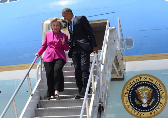 Ông Obama và bà Clinton trên chiếc Không lực 1 ở TP Charlotte, bang Bắc Carolina. Ảnh: INSTAGRAM