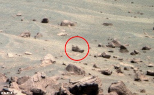 Chiếc giày do Opportunity chụp được. Ảnh: NASA