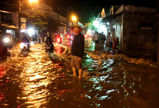 Khoảng 18h00 ngày 26-8, một trận mưa kéo dài hai tiếng đồng hồ, nước từ các hướng đổ dồn về khu vực đường Đỗ Xuân Hợp (đoạn gần ngã tư Bình Thái, phường Phước Long, quận Thủ Đức) khiến khu vực này chìm trong biển nước.