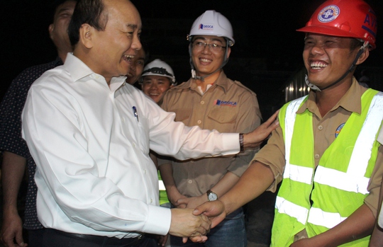 
Thủ tướng bắt tay chúc mừng công nhân tại công trường
