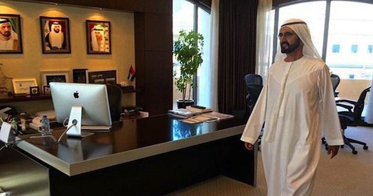 Ông Mohammed xuất hiện trong một văn phòng, xung quanh không có người nào. Ảnh: GULF BUSINESS