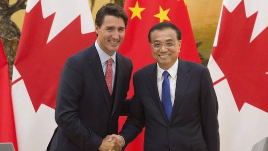 Thủ tướng Trung Quốc Lý Khắc Cường (phải) bắt tay người đồng cấp Canada Justin Trudeau sau một cuộc họp báo chung tại Đại lễ đường Nhân dân ở Bắc Kinh ngày 31-8. Ảnh: AP