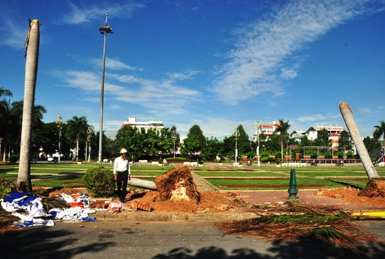 
Sau sự cố sập Bức tường Tiger đến nay các mảng xanh tạo cảnh quan ở Quảng trường TP Quảng Ngãi vẫn chưa được khắc phục. Ảnh: Tử Trực

