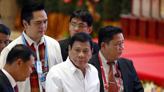 Tổng thống Duterte (giữa) tới Lào dự Hội nghị thượng đỉnh ASEAN 2016. Ảnh: EPA