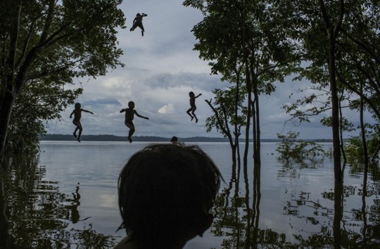 
Trẻ em Munduruku chơi đùa trên sông Tapajos ở khu vực bộ lạc Sawre Muybu - Brazil ngày 10-2-2015. Ảnh: WPP
