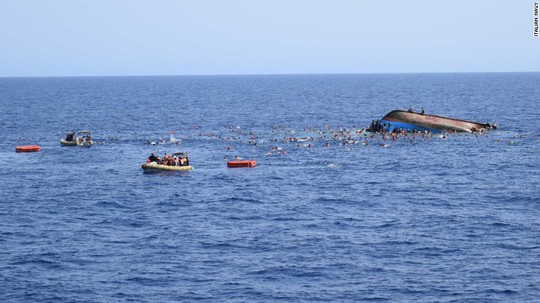 
...rồi lật úp giữa biển, hất tất cả người trên tàu xuống. Ảnh: Italian Navy
