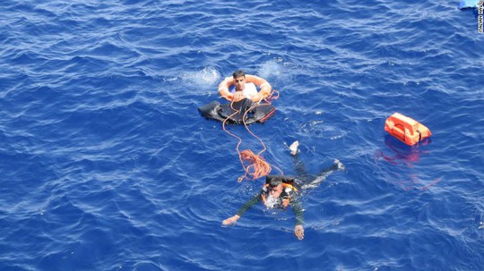 
Hải quân Ý ném phao cứu người bị nạn. Ảnh: Italian Navy
