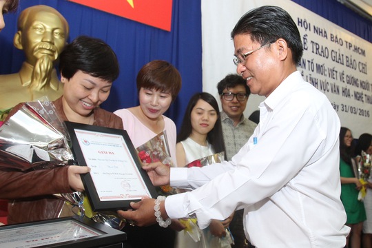
Đại diện Sở Thông tin- Truyền thông TP HCM trao giải ba cho nhóm phóng viên Báo Người Lao Động. Ảnh: Hoàng Triều
