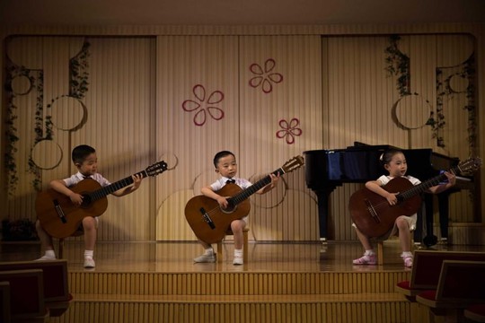 
Trẻ em biểu diễn tại trường mẫu giáo Pyongyang Kyongsang ở thủ đô Bình Nhưỡng - Triều Tiên ngày 20-5-2015. Ảnh: WPP
