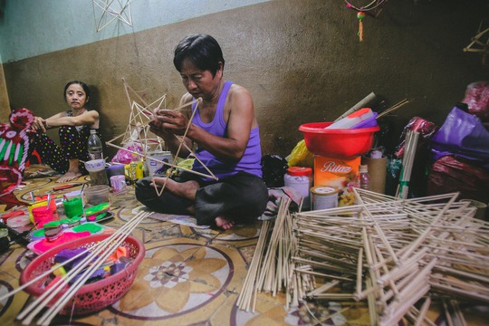 
Gia đình anh Quyền – chị Tuyết giờ đã khá tất bật với khâu làm khung đèn ông sao truyền thống. Ngoài ra, lồng đèn hình con gà, bướm, thỏ... cũng được anh làm khá công phu.
