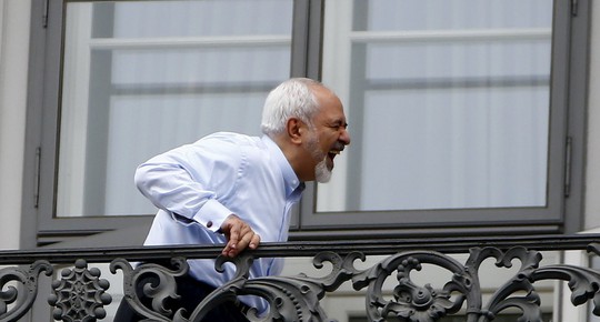 
Ngoại trưởng Iran cười rạng rỡ khi ông đứng trên ban công khách sạn Cung điện Coburg tại Vienna - Áo,

nơi diễn ra các cuộc đàm phán hạt nhân. Ảnh: Reuters
