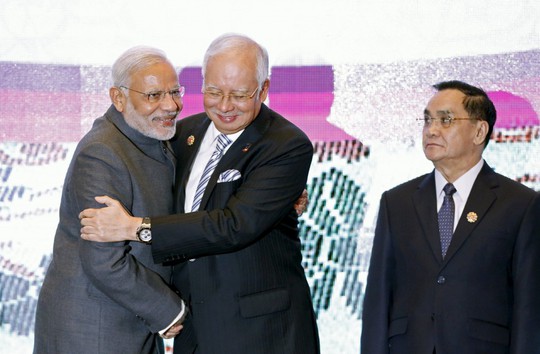 
Thủ tướng Lào (bìa phải) chứng kiến ông Modi ôm Thủ tướng Malaysia Najib Razak tại Hội nghị thượng đỉnh ASEAN tại Kuala Lumpur hôm 21-11-2015. Ảnh: Reuters

