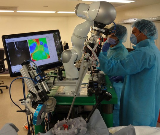 
Robot STAR tiến hành phẫu thuật dưới sự giám sát của các bác sĩ. Ảnh: Tech Insider
