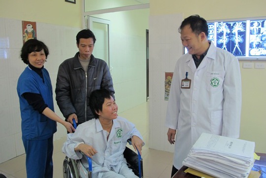 
Bệnh nhân Nguyễn Thị Hoa, 34 tuổi ở Nam Định, mắc bệnh hiểm nghèo tưởng như không qua khỏi, may mắn chị được chữa trị thành công. Chiều 5-2 bệnh nhân được xuất viện và được Khoa Phẫu thuật tim mạch (Bệnh viện Bạch Mai) trao tặng 5 triệu đồng để hỗ trợ vợ chồng chị về quê ăn Tết
