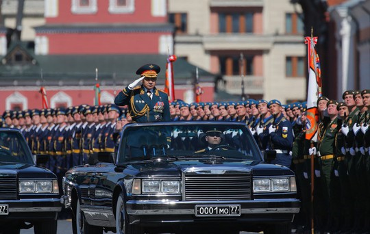 
Bộ trưởng Quốc phòng Nga, Đại tướng Sergei Shoigu, trực tiếp chỉ đạo lễ diễu binh. Ảnh: EPA
