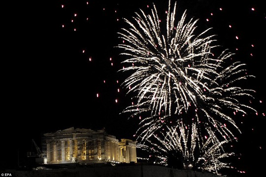 
Pháo hoa bên đền Acropolis ở Athens - Hy Lạp ngay trong giây phút đầu tiên của năm 2016. Ảnh: EPA
