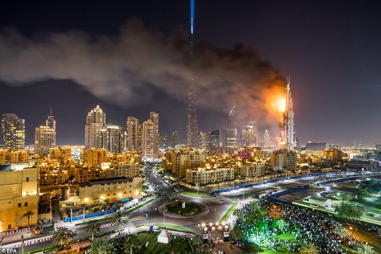 
Khách sạn Address Downtown - điểm ngắm pháo hoa lý tưởng ở Dubai, bốc cháy trong đêm Giao thừa. Ảnh: EPA
