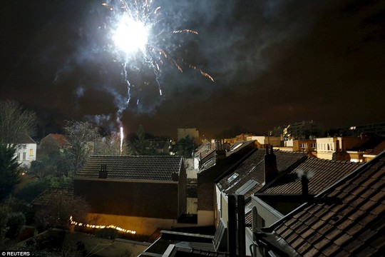 
Bỉ hủy bắn pháo hoa ở Brussels nhưng người ta vẫn bắt gặp những đốm pháo nhỏ như thế này. Ảnh: Reuters
