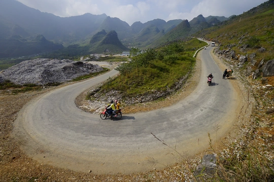 
Đến Hà Giang, bạn sẽ có được cảm giác ngất ngây khi chinh phục những khúc cua, những cung đường ngàn thước lên cao, ngàn thước xuống đầy thách thức
