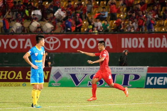 
Duy Khánh ăn mừng bàn thắng nâng tỷ số lên 3-0 cho B.Bình Dương
