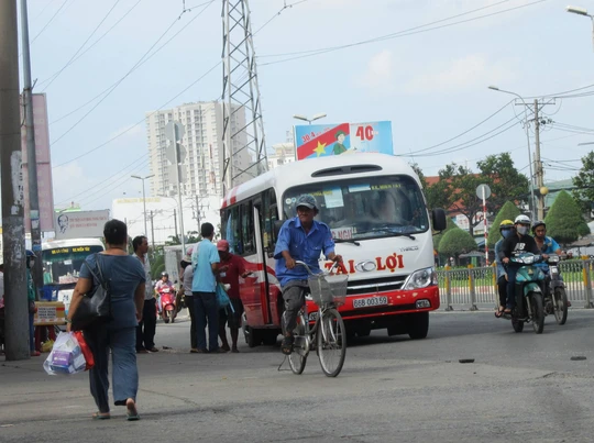 
Xe dù hoạt động nhiều năm trên địa bàn TP HCM nhưng đến nay chưa được xử lý triệt để
