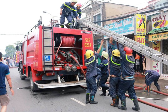 
Sau khoảng 30 phút, ngọn lửa được khống chế
