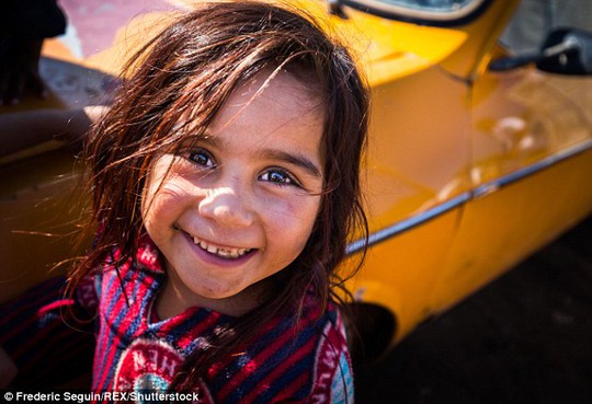 
Cô gái bé nhỏ nở nụ cười long lanh trước ống kính giữa cuộc sống bề bộn và mệt mỏi trong một trại tị nạn ở quân Akkar thuộc Lebanon. Ảnh: Daily Mail
