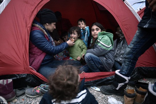 
Các bé trong chiếc lều tạm chờ giấy phép vào Macedonia. Ảnh: EPA
