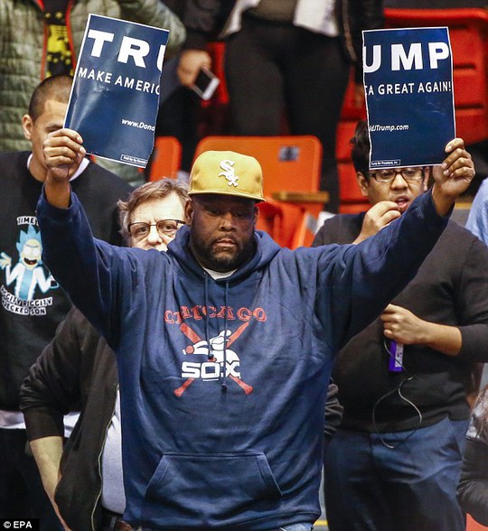 
Người biểu tình phản đối tỉ phú Trump ở Chicago. Ảnh: EPA
