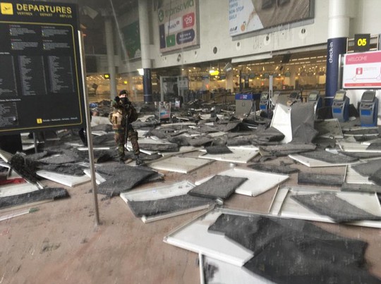 
Một binh sỹ Bỉ đi giữa hiện trường vụ nổ. Ảnh: Daily Mail
