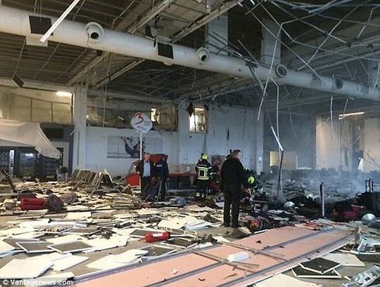 Hiện trường vụ tấn công ở sân bay Brussels. Ảnh: Daily Mail