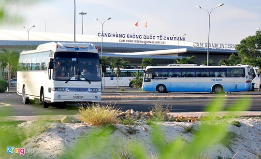 Cảng Hàng không quốc tế Cam Ranh chỉ có công suất thiết kế 1,5 triệu lượt khách/năm nhưng 5 tháng qua nơi này đã đón hơn 1,8 triệu. Các chuyên gia dự báo năm 2016 lượng khách qua sân bay này có thể tăng đến 4 triệu, gấp 3 lần công suất thiết kế.