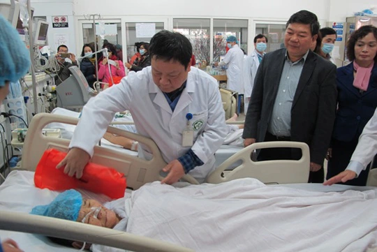
Sáng 5-2, Ban Giám đốc Bệnh viện Bạch Mai đã thăm, tặng quà những bệnh nhân nặng phải ăn Tết bệnh viện
