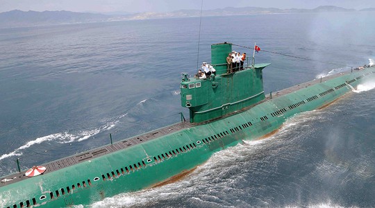 
Nhà lãnh đạo Triều Tiên Kim Jong-un trên một chiếc tàu ngầm Triều Tiên. Ảnh: KCNA/Reuters
