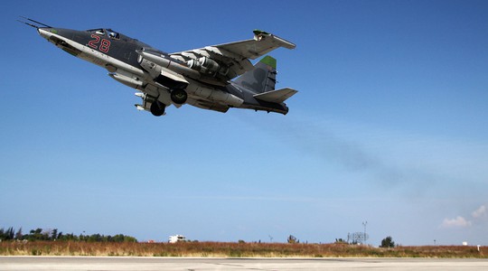 
Chiến đấu cơ tấn công Su-25 của Nga cất cánh từ căn cứ Khmeimim của Nga tại TP Latakia – Syria. Ảnh: Reuters
