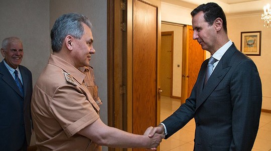 
Tổng thống Syria Bashar al-Assad (phải) tiếp Bộ trưởng Quốc phòng Sergey Shoigu. Ảnh: Twitter
