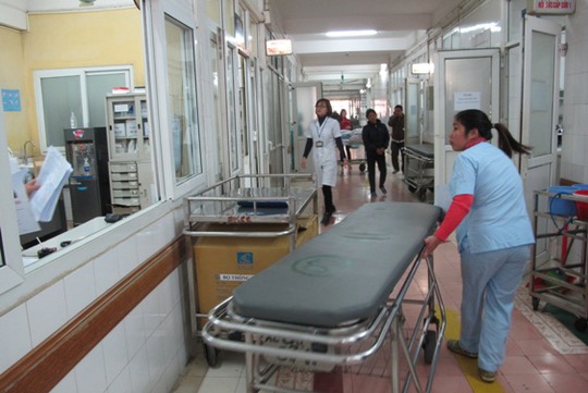 
Bệnh viện cũng huy động thêm cáng để vận chuyển bệnh nhân cấp cứu
