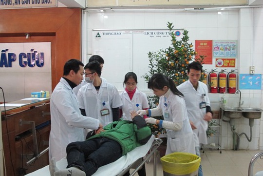 
Tại Khoa cấp cứu (Bệnh viện Việt Đức) số bệnh nhân cấp cứu liên tục tăng, các y bác sĩ đang nỗ lực cấp cứu cho bệnh nhân
