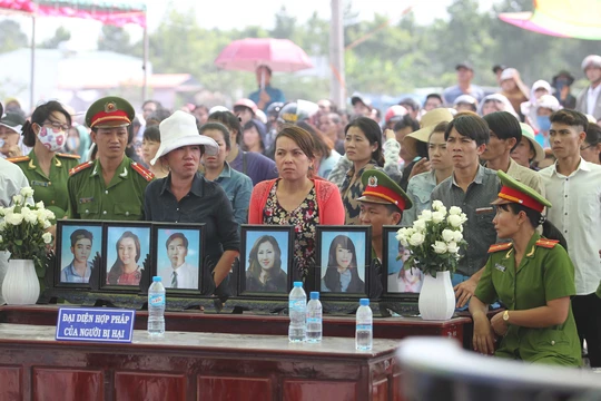 
Một vụ án mà có đến 6 di ảnh của người cùng nhà, thử hỏi ai nhìn vào mà cầm lòng cho đặng
